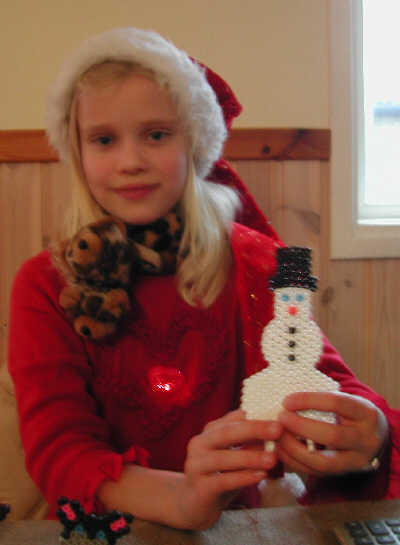 Isabella visar upp en stor snögubbe